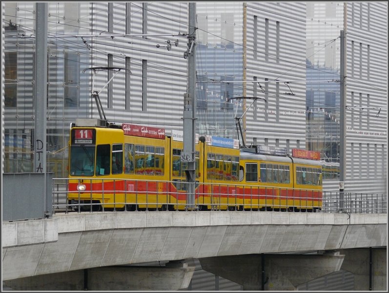 Be 4/8 217 und ein Be 4/6 der Linie 11 nach St.Louis Grenze beim Peter-Merian-Haus. (08.04.2008)