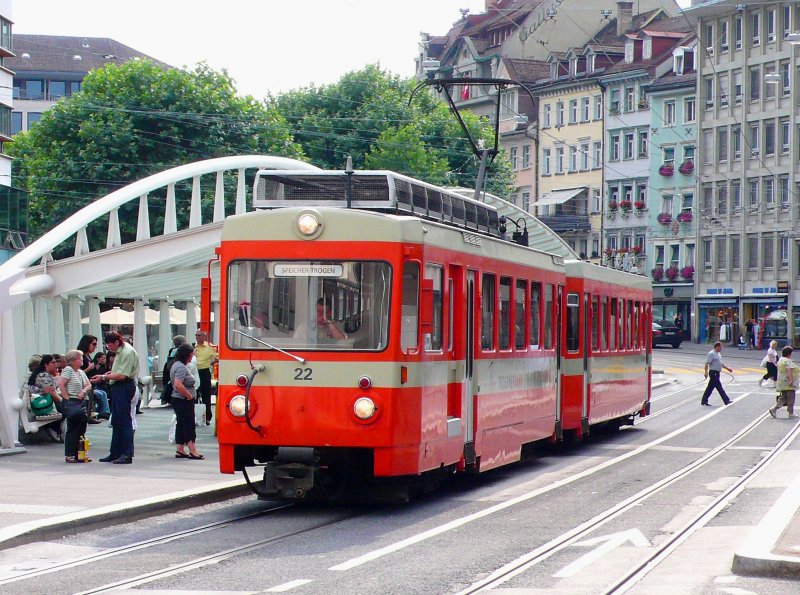 Be 4/8 22 an der Haltestelle Marktplatz am 31.07.09
Lang war der Be 4/8 23 als Reservefahrzeug in Dienst.
Jetzt ist der 22 an der Reihe.