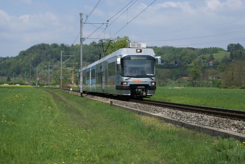 Be 4/8 28 nhert sich am 1.5.09 als S 14 nach Menziken Bleien.