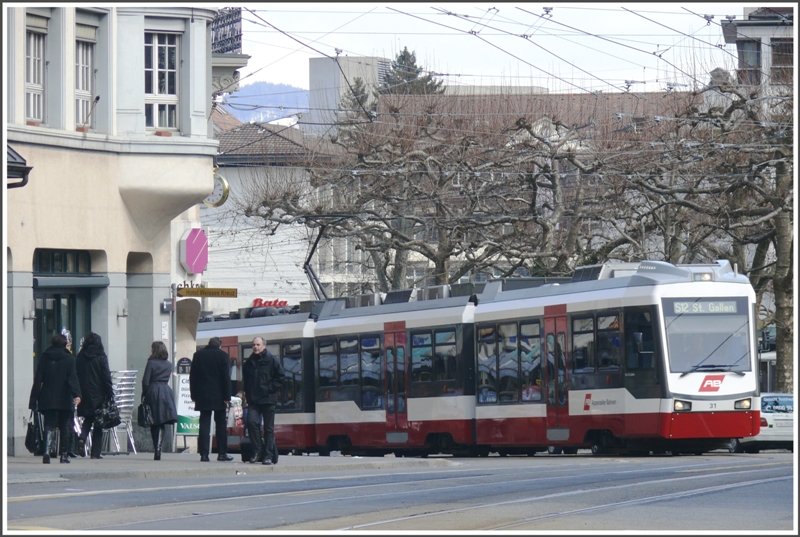 Be 4/8 31 fhrt ber den Marktplatz Richtung Hauptbahnhof St.Gallen. (20.03.2009)