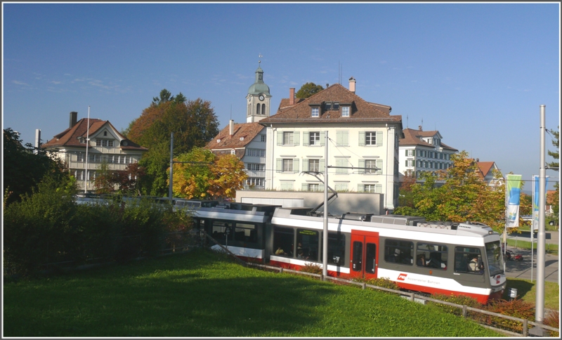 Be 4/8 33 durchfhrt das Appenzellerdorf Speicher. (30.09.2009)