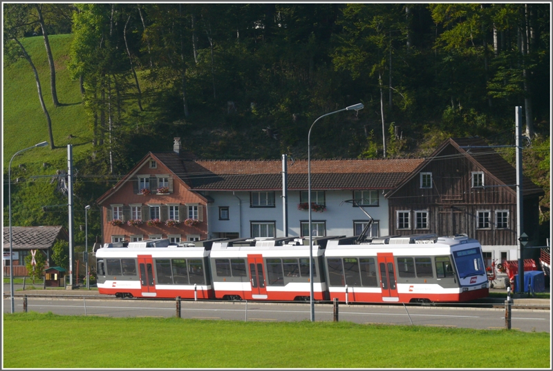 Be 4/8 33 hlt an der Haltestelle Rank. Die Kurve (Rank) war frher viel enger und fhrte unmittelbar vor dem Restaurant durch. Whrend meiner Kindheit kippte einmal ein Triebwagen auf die Seite und landete auf dem Restaurant-Vorplatz, weil er zu schnell durch den engen Rank wollte. (30.09.2009)