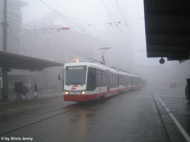 Be 4/8 34 durchfhrt bei dichtem Nebel den Bahnhof St.Gallen am 16.12.08