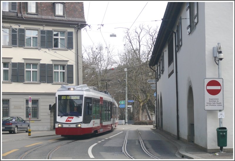 Be 4/8 35 fhrt am Breltor vorbei Richtung Bohl in der Innenstadt von St.Gallen. (20.03.2009)