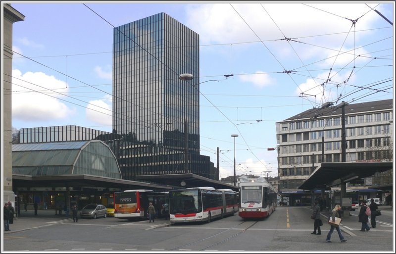 Be 4/8 35 der TB auf dem St.Galler Bahnhofplatz. Es ist kein leichtes Unterfangen hier ein Bild zu schiessen, ohne dass jemand vor die Linse luft, oder ein Auto dir ins Bild fhrt, oder noch schlimmer wenn gleich einer der unzhligen Busse dir die ganze Sicht versperrt. (20.03.2009)