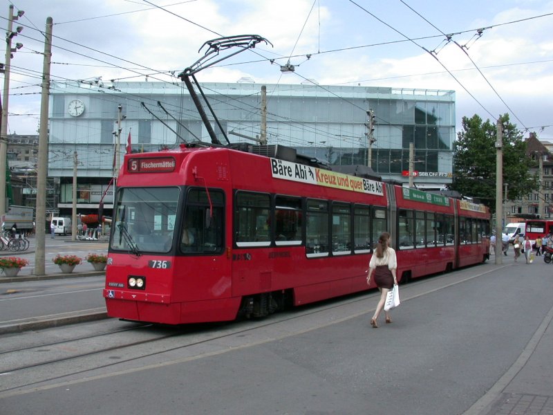 Be 4/8 736 von BernMobil bedient die Linie 5 zum Fischermtteli, hier vor dem Hauptbahnhof Bern. (17.07.2003)