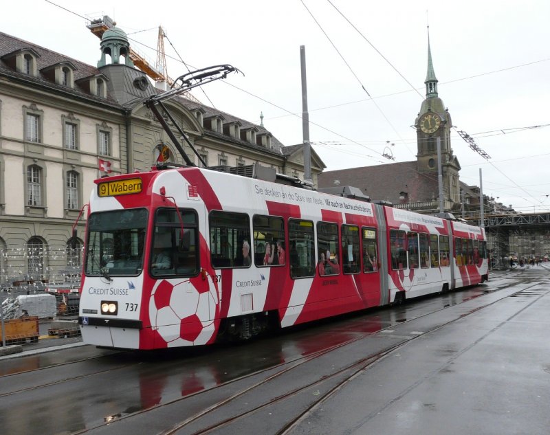 Be 4/8  737 mit Vollwerbung fr die EURO 08 beim verlassen der Haltestelle vor dem Bahnhof Bern am 09.12.2007