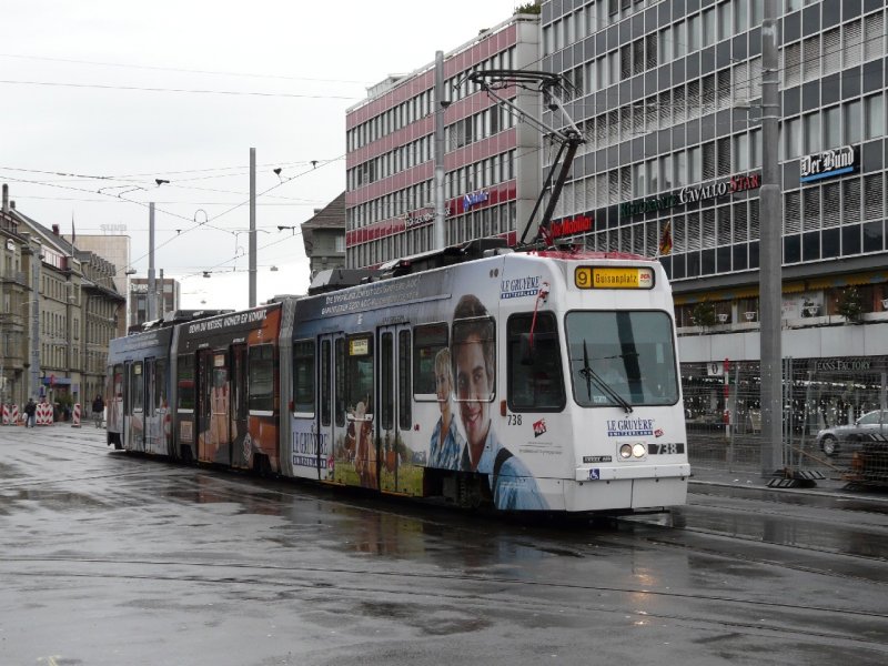 Be 4/8  738 mit Vollwerbung fr eine Kse beim der zufahrt zu der Haltestelle vor dem Bahnhof Bern am 09.12.2007