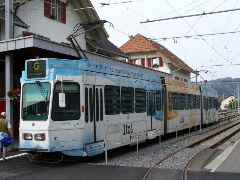 Be 4/8  81 mit Vollwerbung fr einen Berner Strommerzeuger im Bahnhof von Worb am 10.09.2006