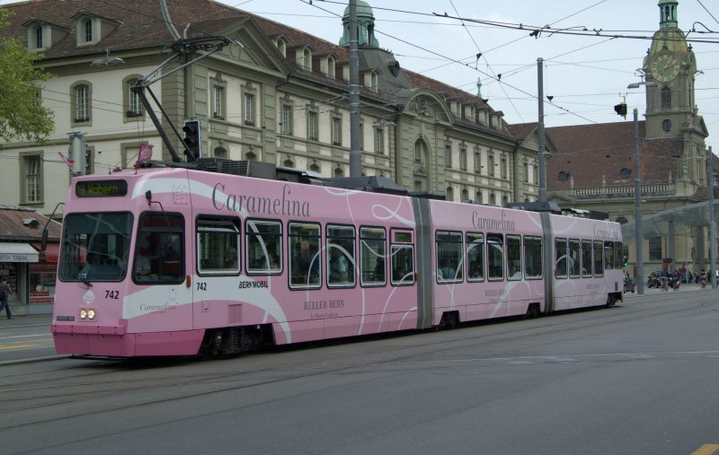 Be 4/8 mit der Caramelina Werbung. In dieser Strassenbahn wurden die Sitz oberfl�chen extra mit gr�nen Stoff �berzogen und haben noch das Schriftlogo drauf.
10,05,2009