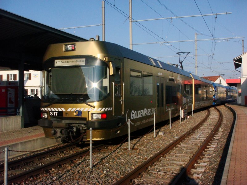 Be 4/8 mit Werbung f�r die GoldenPassLinie am 14.02.2008 bei Halt auf dem Mutschellen in Berikon-Widen.