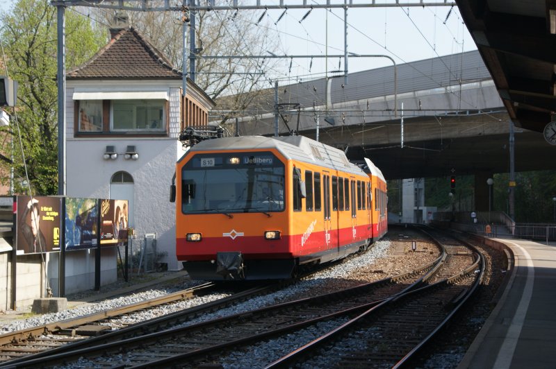 Be 566521 fhrt als S10 am 15.04.2009 durch den Bahnhof Giesshbel.