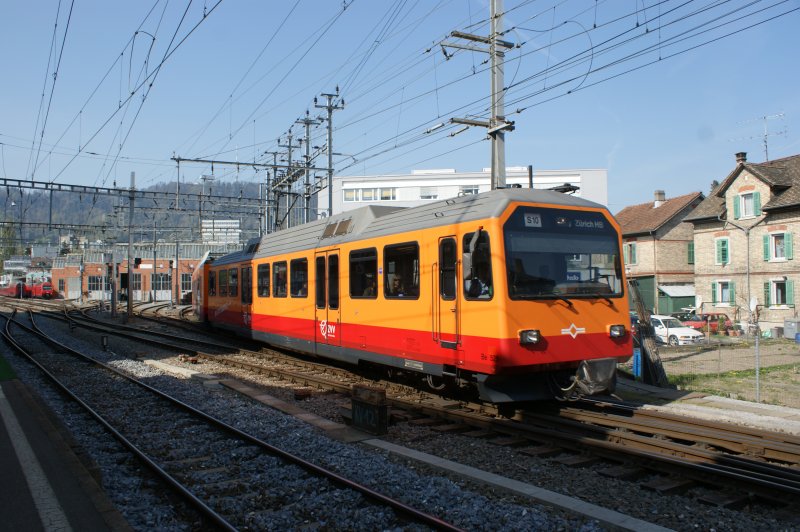 Be 566525 fhrt als S10 am 15.04.2009 durch den Bahnhof Giesshbel.