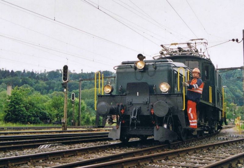 Be 6/8 III 13302 beim Rangieren am Bahnhofsfest in Wettingen im Mai 2003.Hinweis:Gescanntes Foto.