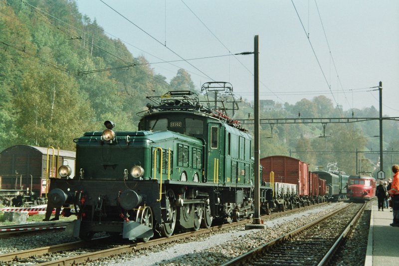 Be 6/8 III 13302 mit historischem Gterzug beim Bahnfest in Bauma.Am rechten Bildrand erkennt man den Roten Pfeil der Oensingen-Balsthal-Bahn, Oktober 2005