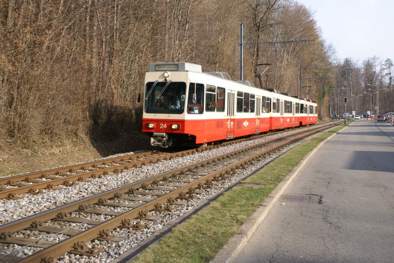 Be 8/8 24/23 befindet sich am 2.4.09 zwischen Waldburg und Rehalp.