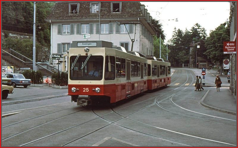 Be 8/8 25 fhrt in die Wendeschlaufe von Zrich Stadelhofen ein und hat die Zugzielanzeige bereits fr die Rckfahrt nach Esslingen umgestellt. (Archiv 06/77)