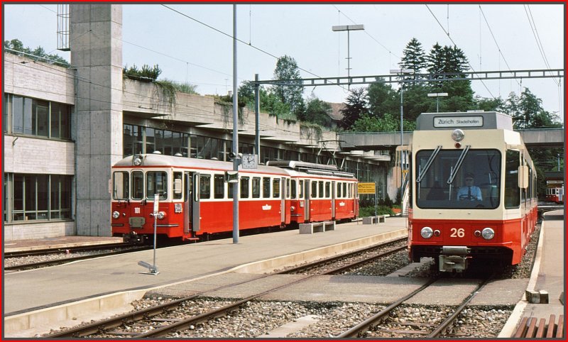 Be 8/8 26 auf dem Weg nach Zrich Stadelhofen und daneben Bt101-BDe11 in Forch. (Archiv 06/77)