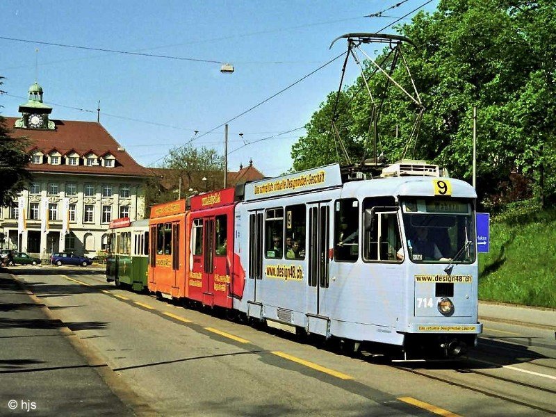 Be 8/8 714 + B 334 in der Nhe des Viktoriaplatzes (6. Mai 2002) 