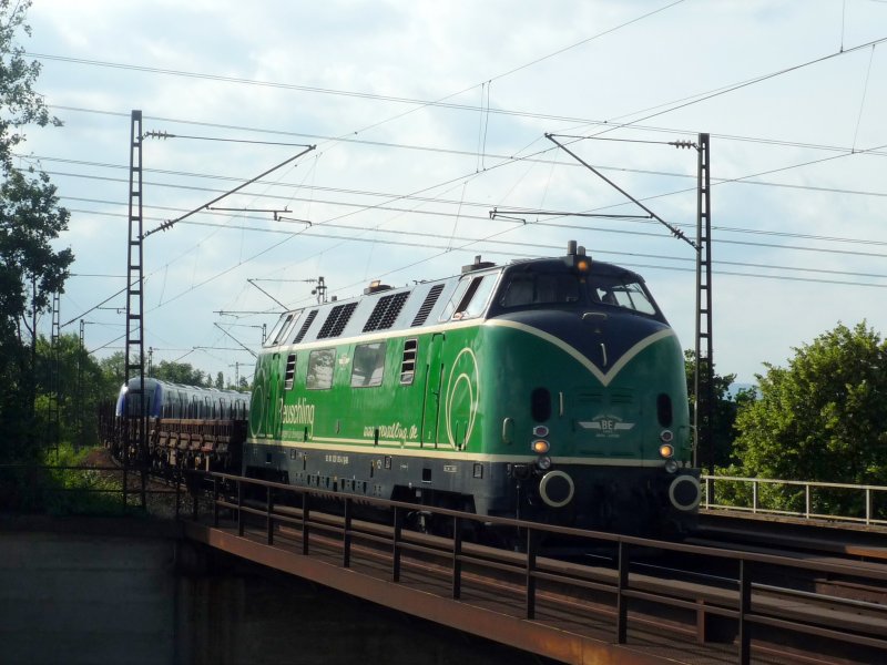 BE V200 mit nagelneuem SNCF  Transilien  Triebzug zwischen dem Abzw.Kostheim und Mainz-Bischofsheim. 13.06.09