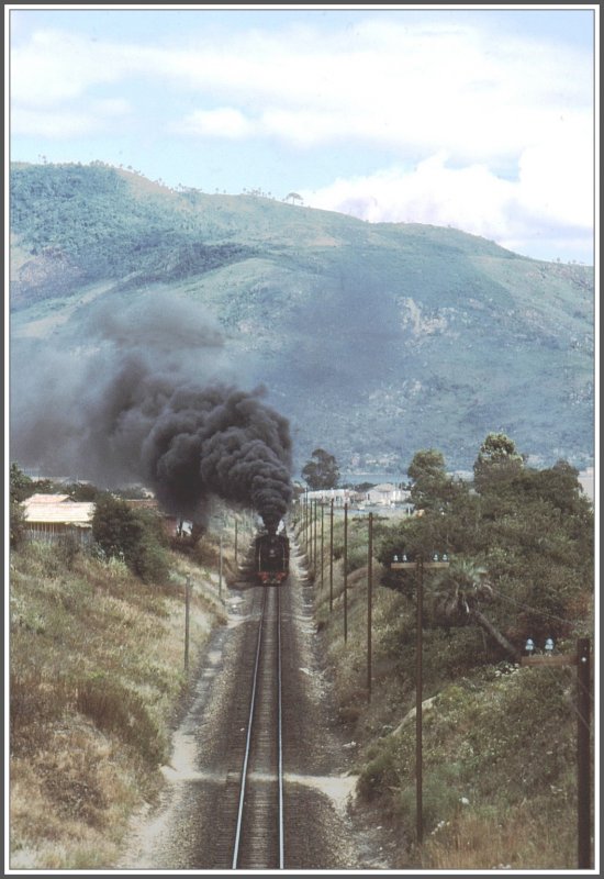 Bedrohlich sieht es schon aus, wenn ein voll beladener Kohlezug mit Volldampf sich nhert, hier bei Laguna. (Archiv 04/1981)