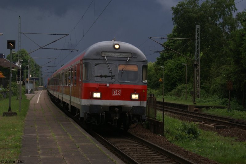 Bedrohlich wirkende Gewitterwolken zogen in Tornesch am 27.05.2007 auf, als sich gerade eine RB auf den Weg nach Hamburg-Altona machte.