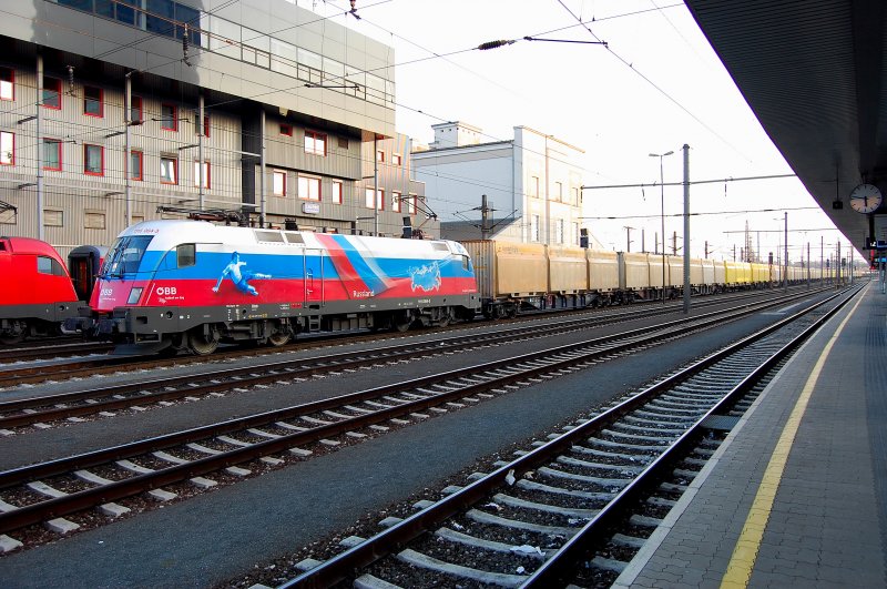 Beeindruckend was der  Russe  hinter sich her schleppt. Einen knapp 600m langen M�llcontainer-Ganzzug hat er hier am Haken.