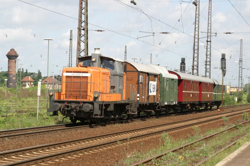 BEG lok 360 608-4 mit einem Bummelzug am 16.5.09 in Duisburg-Bissingheim