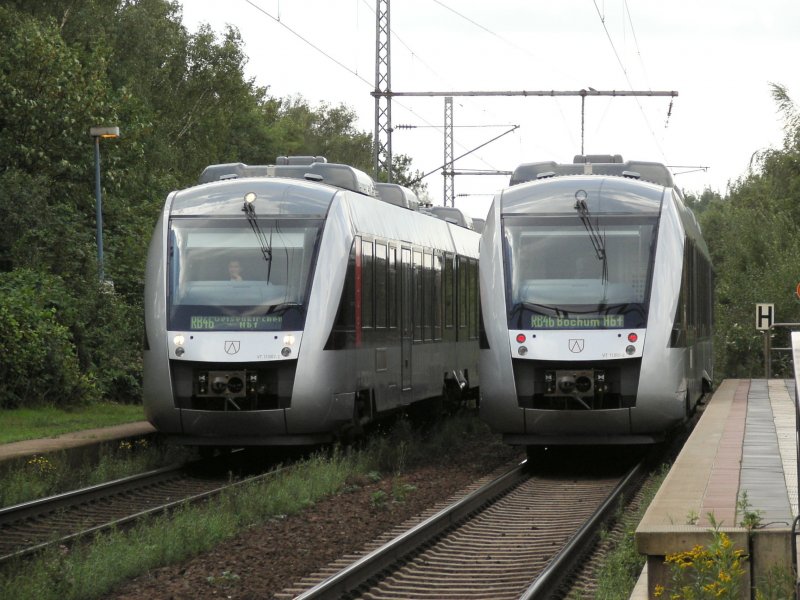 Begegnung der Abellio Dieseltriebwagen Lint VT 11 002-2 und VT 11 001-2 als RB46 am 29.08.2006 in Bochum Nokia.