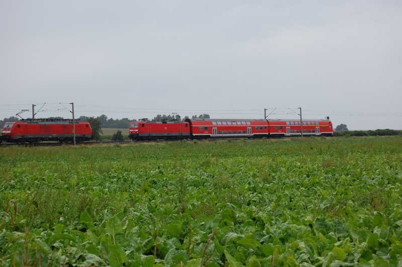 Begegnung am 28.07.2007 RE von Hoyerswerda nach Dresden zwischen Priestewitz und Niederau. 