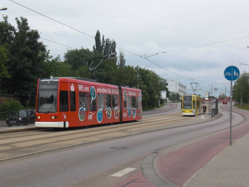 Begegnung an der Rodebillestrae. Der rote NGT 309 und gelbe NGT 303 auf der Linie 3 im Wohngebiet Dessau-West am 30.05.2009.