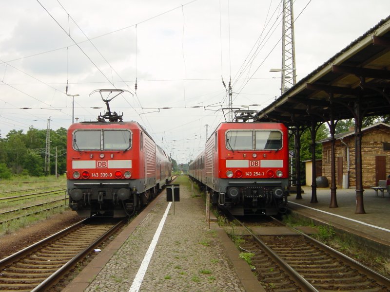 Begegnung im Bahnhof Elsterwerda-Biehla am 22.06.2007
Die Dresdner 143 339-0 und die Cottbusser 143 254-1