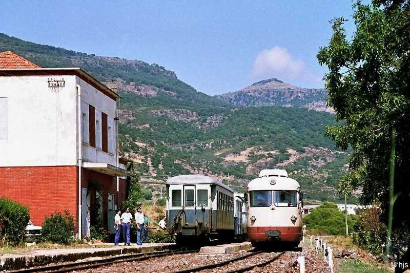 Begegnung in Bortigali (Strecke Macomer - N�oro). Rechts Triebwagen ADe 09 (12. September 1989)