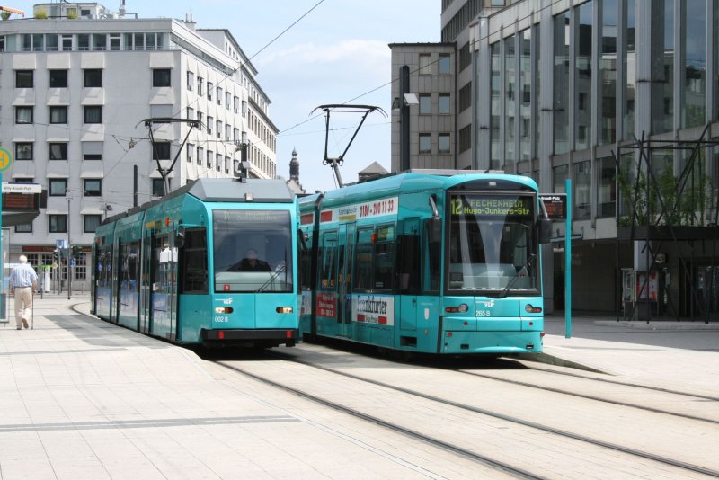 Begegnung eines R und eines S Wagen der VGF an der Haltestelle Willy-Brandt-Platz.10.05.09.