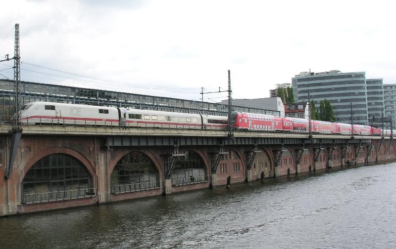 Begegnung von ICE und RE in Jannowitzbrcke auf der Stadtbahn in Berlin am 16.7.2005.