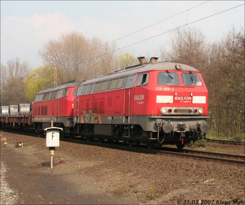 Begegnung mit 225 008-2 und 225 ??? in Gelsenkirchen-Schalke-Nord whrend der Revier-Rundfahrt der HEG. 31.03.2007
