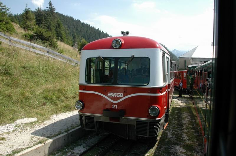 Begegnung mit dem Dieseltriebwagen Nr.21 der SKGB in der Station Schafbergalpe am 5.8.2007