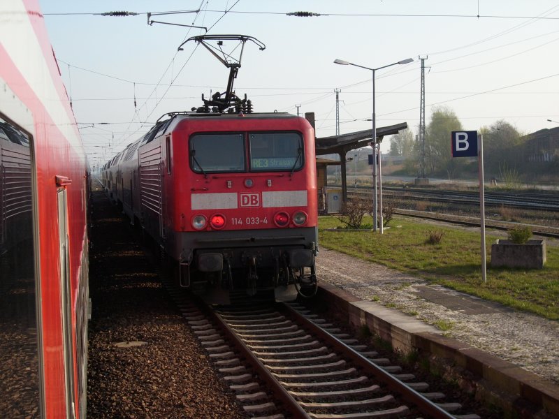 Begegnung mit dem Gegenzug in Prenzlau.Whrend mein Zug in Richtung Berlin weiterfuhr fuhr der Gegenzug mit der 114 033 am 12.April 2009 weiter nach Stralsund.