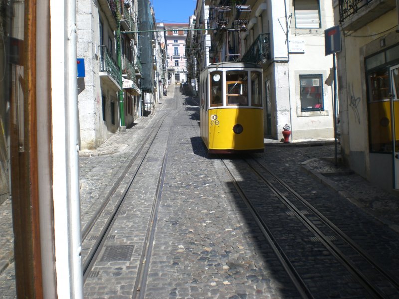 Begegnung der Standseilbahn (Elevador da Bica) in Lissabon.
August 2008.