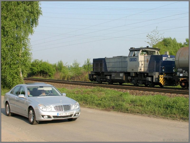  Begegnung Straße - Schiene  RBH 807 in Wanne-Eickel, 23.04.2009 