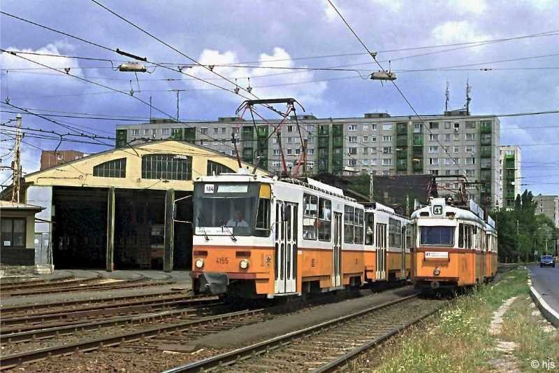 Begegnung vor dem Depot Budafok: links Tatra-Tw 4155, rechts UV-Tw 3810 (5. Juli 2007). Das Depot Budafok stellt die Wagen fr den derzeitigen Inselbetrieb im Sdwesten der Stadt: Tatras fr SL 18A, UVs fr SL 41 und 47.