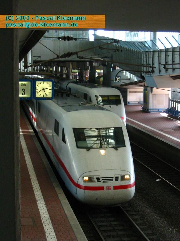 Begegnung zweier ICE, der linke fhrt Richtung Hamburg, der rechte ist auf dem Weg nach Basel SBB. 