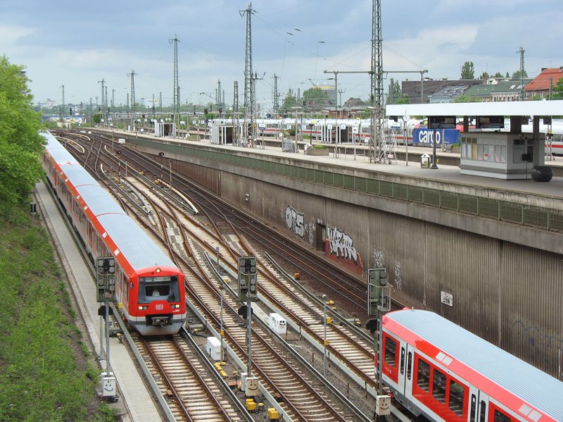 Begegnung zweier S-Bahnen der Linie 3 Elbgaustra�e - Neugraben kurz vor / nach der unterirdischen Station Hamburg-Altona; 13.05.2007
