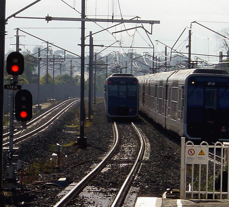 Begegnung zweier Tangara-Einheiten bei Kingsgrove Station, Sydney April 2002