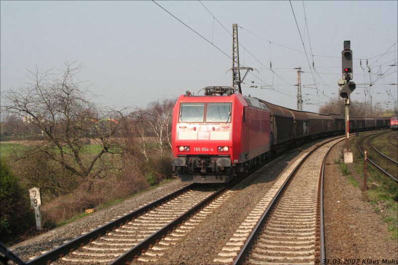 Begegnung zwischen dem Revier-Sprinter der HEG und 185 054-4 in Oberhausen am 31.03.2007. Rechts im Hintergrund naht 225 082-7 mit Ihrem Zug.