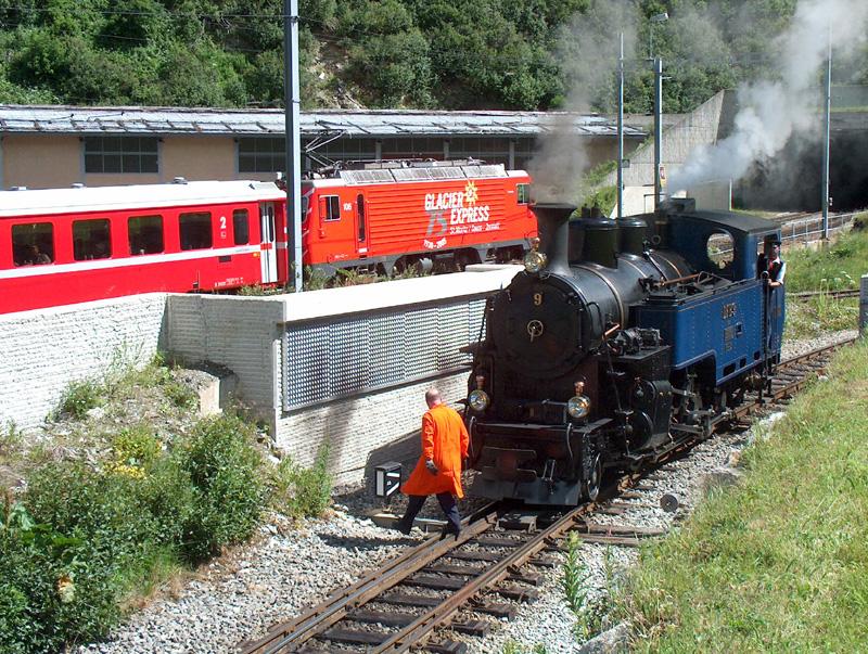 Begegnung zwischen MG (ex FO) HGe 4/4 106 in Jubileumausfhrung  75 Jahre Glacier Express  und DFB Dampflok 9 ins DFB Depot in Realp. 03.07.2005