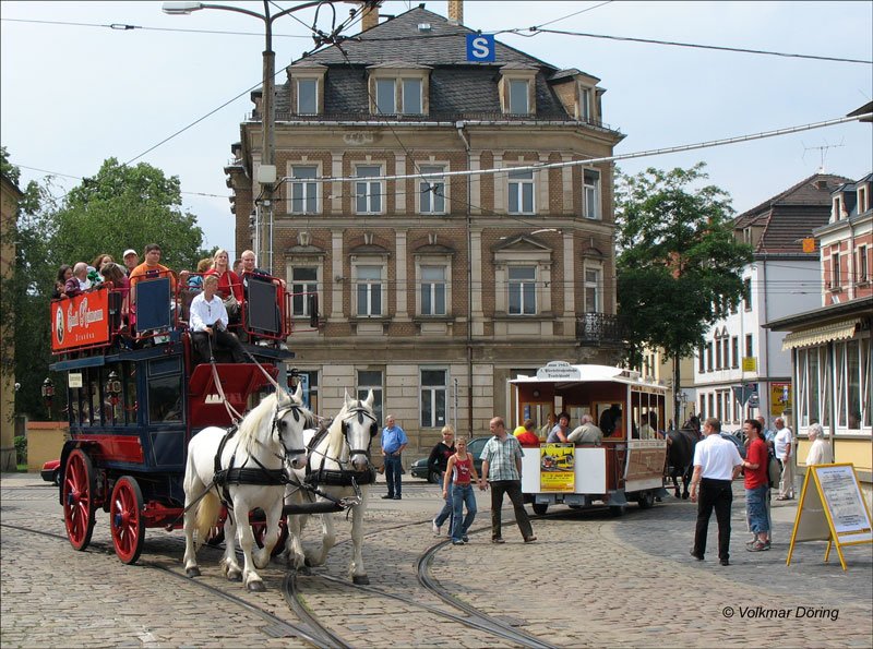 Begegnung zwischen Pferdeomnibus und Pferdestraenbahn (Groe Berliner Pferdeeisenbahn); 135 Jahre Straenbahn in Dresden, DD-Trachenberge 02.06.2007
