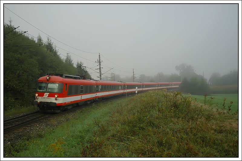 Beginn einer Fototour am 14.9.2007 mit Schwerpunkt 4010. Noch wollte die Sonnen bei dieser Aufnahme in der Frh nicht durch die Nebeldecke (wre eine schne Stimmung gewesen). 4010 009 als IC 511  Fischer von Erlach  von Salzburg Hbf. nach Graz Hbf., aufgenommen kurz nach Liezen in der Obersteiermark. 