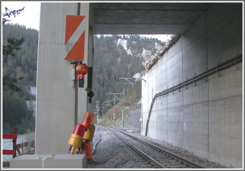 Beginn Langsamfahrstelle vor dem zerstrten Teil der Galerie bei Valendas-Sagogn. (17.04.2007)