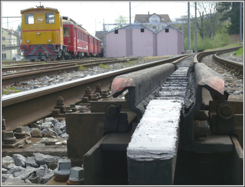 Beginn der Zahnstangenstrecke in Rorschach Bergstation. Das Zahnrad rutscht ber die gut gefettete Platte in die immer hher werdenden Kerben der Riggenbach-Zahnstange. Im Hintergrund ist die Wageneinstellhalle der RHB zu sehen. (28.04.2008)